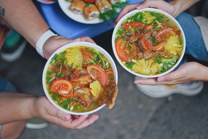 Bún Cá Sâm Cây Si - Ảnh 2: Khoảnh khắc bắt trọn vẻ hấp dẫn của tô bún cá vàng ruộm cùng những viên chả cá độc đáo