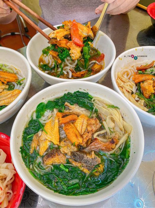 Bún Cá Chú Quảng ảnh 3: Cận cảnh những miếng cá rô đồng rim mềm thấm đẫm gia vị truyền thống