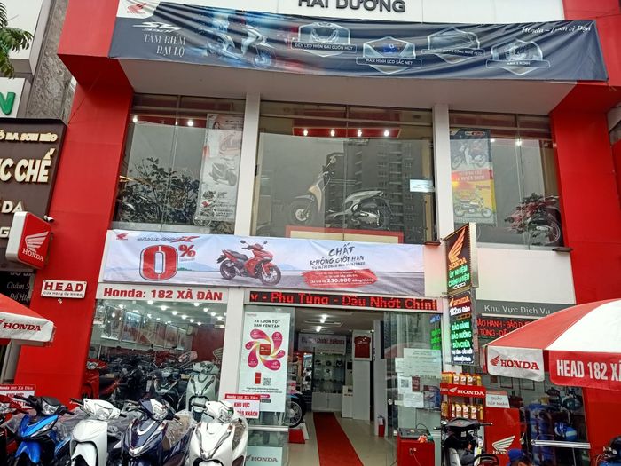 Hình ảnh đội ngũ kỹ thuật viên chuyên nghiệp đang làm việc tại xưởng dịch vụ Honda Hải Dương