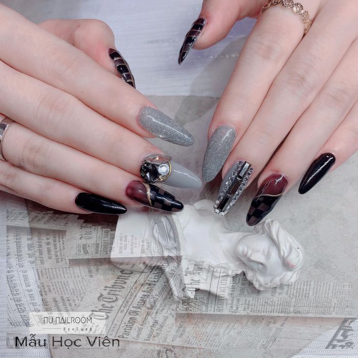 Học viên thực hành kỹ thuật nail cao cấp tại Nu Nailroom