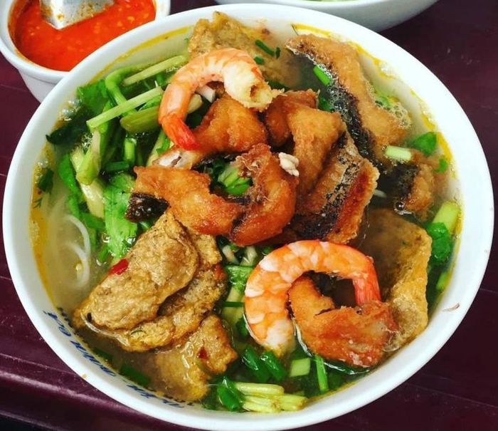Bún Cá Văn ảnh 2: Cận cảnh những miếng cá chiên vàng ươm giòn rụm cùng nước dùng sánh đậm hấp dẫn