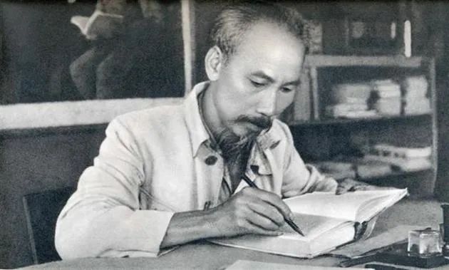 Hình ảnh minh họa (Nguồn: internet) - Bác Hồ với các chiến sĩ