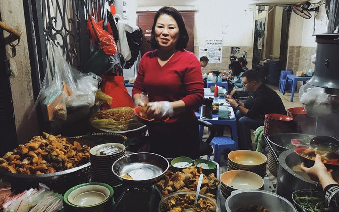 Bún Cá Ngõ Hồng Phúc ảnh 1: Tô bún đêm vàng ươm với đầy đủ cá chiên, chả cá, trứng cá và rau cần tươi xanh