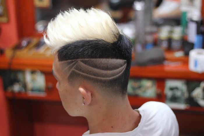 Minh Bui Barbershop ảnh 2 - Bộ sưu tập hình ảnh thứ hai khắc họa tinh thần làm nghề chuyên nghiệp và những kiểu tóc nam đầy phong cách.