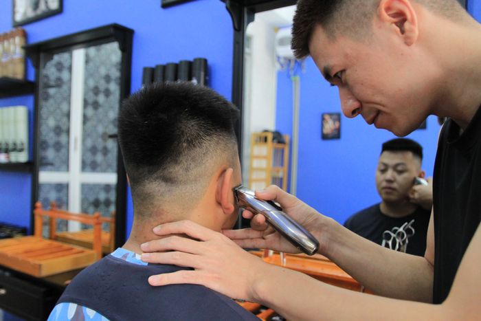 Không gian sang trọng và phong cách phục vụ chuyên nghiệp tại Barber Shop 1988 (Ảnh 2)