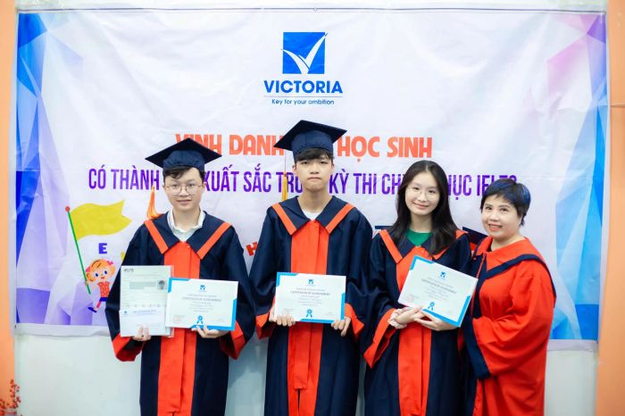 Anh ngữ Victoria đã trở thành một biểu tượng của sự chuyên nghiệp và uy tín trong việc luyện thi IELTS tại Bắc Giang. Được thành lập từ năm 2007, trung tâm này không chỉ nổi bật với chất lượng giảng dạy mà còn với cơ sở vật chất hiện đại và môi trường học tập hiệu quả.