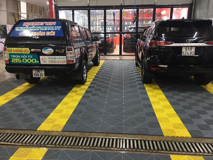 Hình ảnh đội ngũ kỹ thuật viên tận tâm của Garage Thành Trung