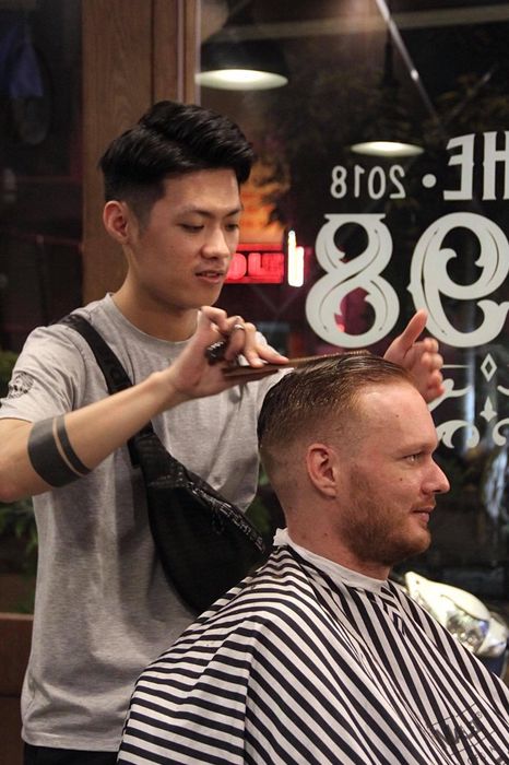 Hình ảnh không gian sang trọng dành riêng cho quý ông tại 1998 Barbershop