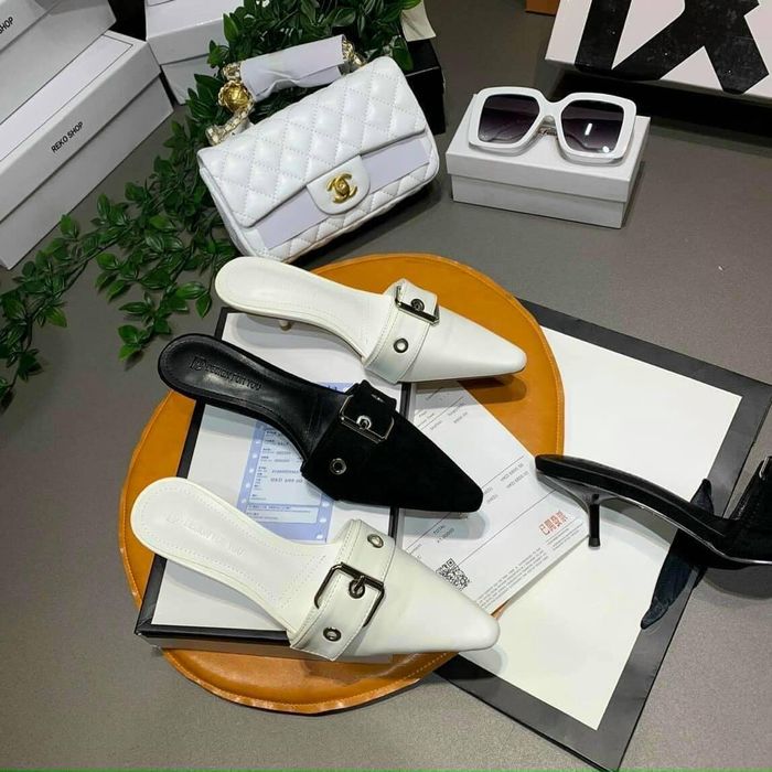 Không gian mua sắm sang trọng tại PUU SHOES SHOP