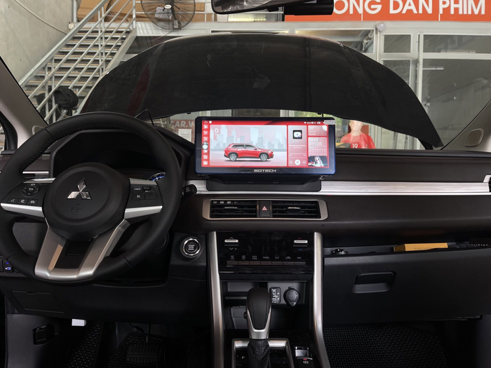 Hình ảnh không gian làm việc chuyên nghiệp tại Garage Quang Dũng