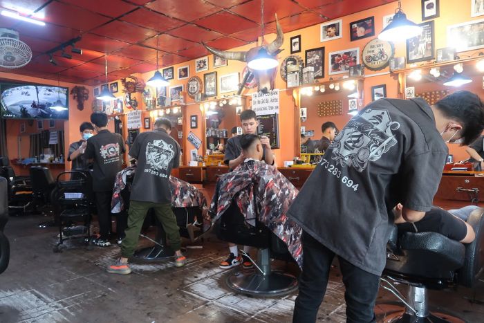 Khoảnh khắc nghệ thuật cắt tóc tại Barber Shop HongKong
