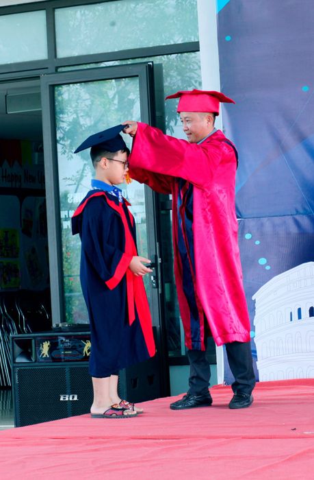 Hình ảnh lớp học tương tác sôi động tại New Space