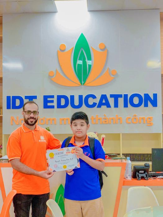 Trung tâm Anh ngữ Quốc tế IDT tại Bắc Giang nổi bật với phương pháp giảng dạy chuyên sâu, giúp học viên nhanh chóng nắm vững các kỹ năng cần thiết để đạt điểm cao trong kỳ thi IELTS. Đội ngũ giáo viên tận tâm luôn đồng hành cùng học viên trong suốt quá trình học.