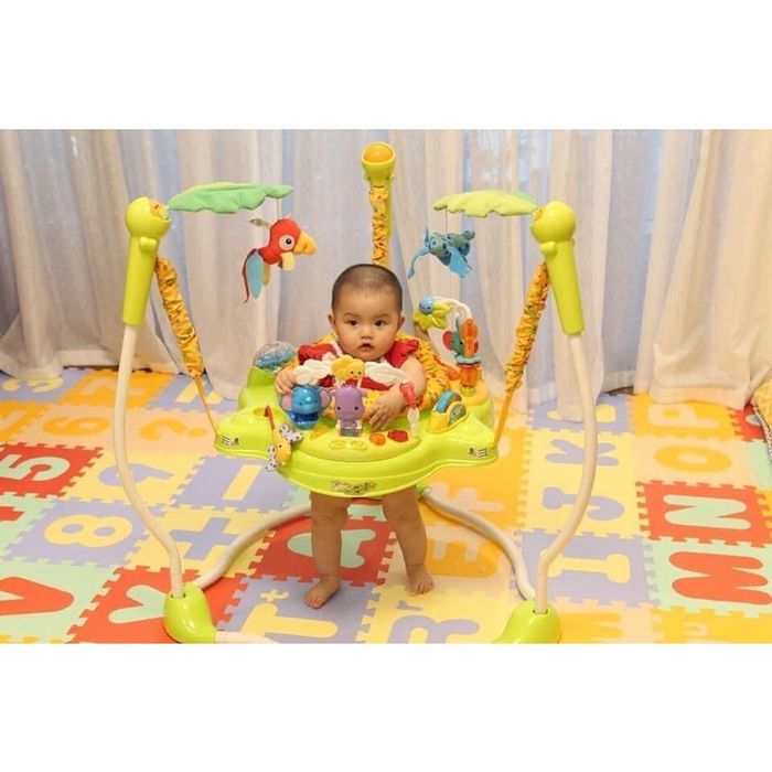 Ghế tập đứng Konig Kids thiết kế thông minh và an toàn (Ảnh minh họa)