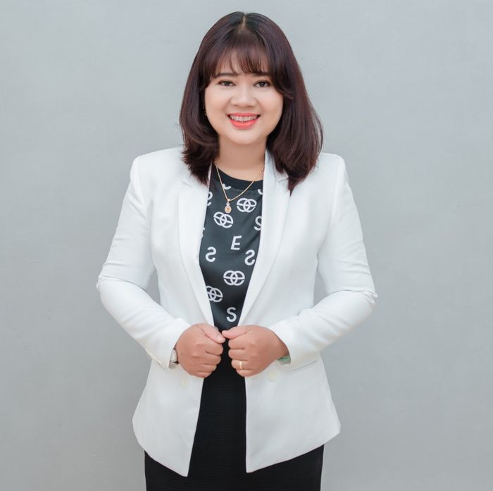 Hình ảnh 2: Tiến sĩ Kim Thanh Tuyên hướng dẫn học viên luyện thi IELTS