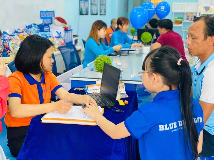 Blue Diamond English ảnh 1 – Hình ảnh tươi sáng và năng động tại môi trường học tiếng Anh đẳng cấp quốc tế.
