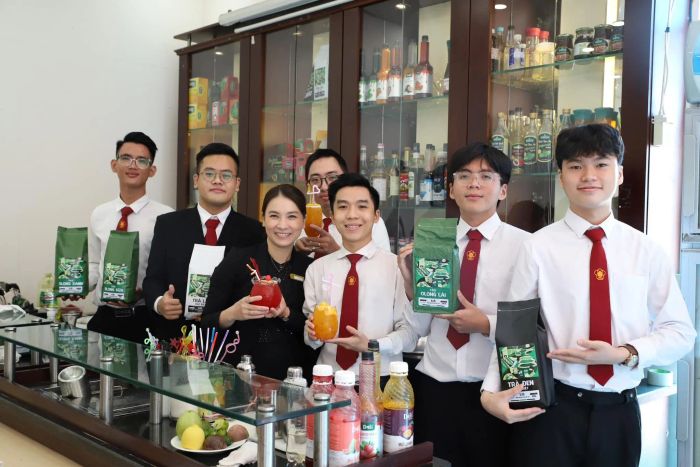 Hình ảnh lớp học thực hành pha chế tại Trường Saigontourist