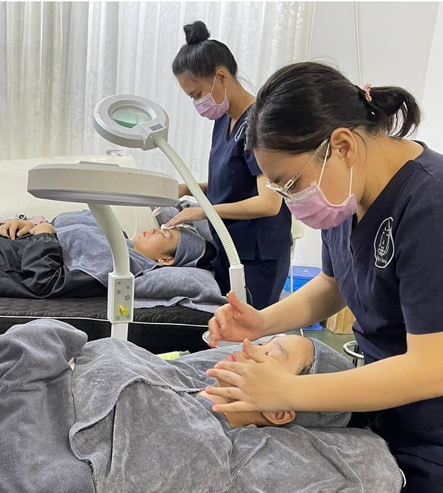 Khoảnh khắc chuyên viên thực hiện liệu trình chăm sóc da tại Spa Cô Hai