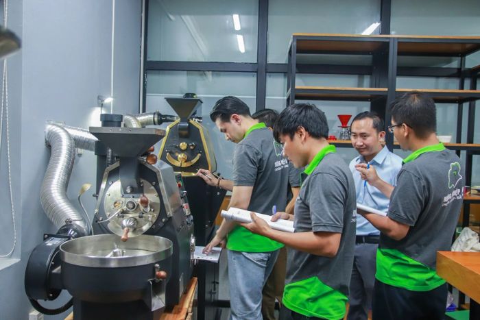 Hình ảnh lớp học thực hành tại Hướng Nghiệp Á Âu