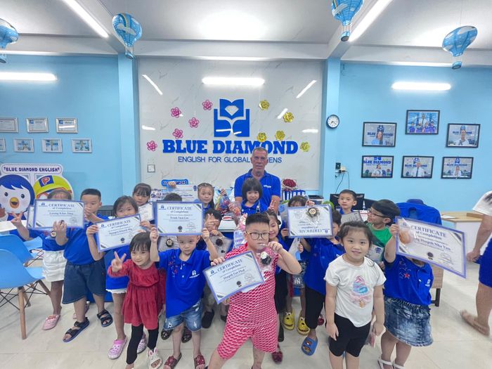 Blue Diamond English ảnh 2 – Ghi lại những khoảnh khắc học tập đầy cảm hứng và chuyên nghiệp tại Blue Diamond.