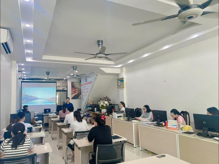 Hình ảnh giảng viên hướng dẫn thực hành phần mềm kế toán tại AST