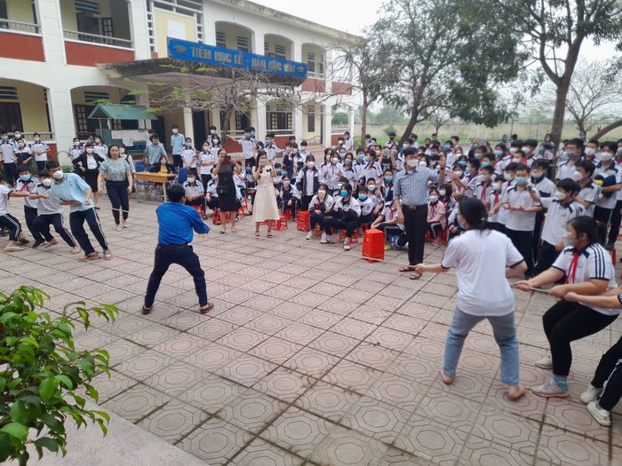 Hình ảnh khuôn viên xanh mát THCS Phù Lưu