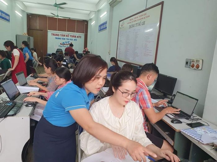 Hình ảnh giảng viên hướng dẫn thực hành phần mềm kế toán tại ATC