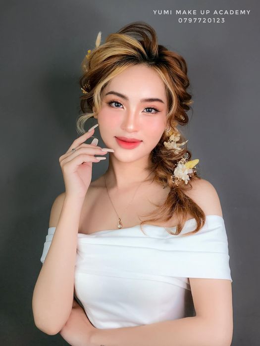 Hình ảnh cô dâu tỏa sáng cùng phong cách make-up của Yumi