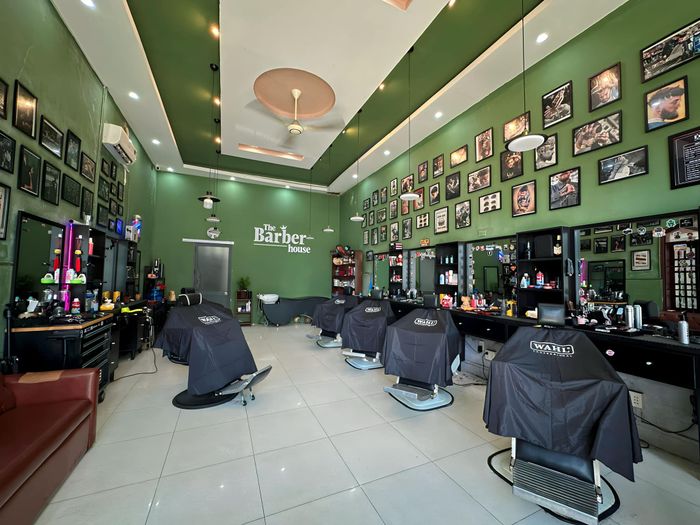 Hình ảnh phong cách làm việc chuyên nghiệp tại DUN Barber shop