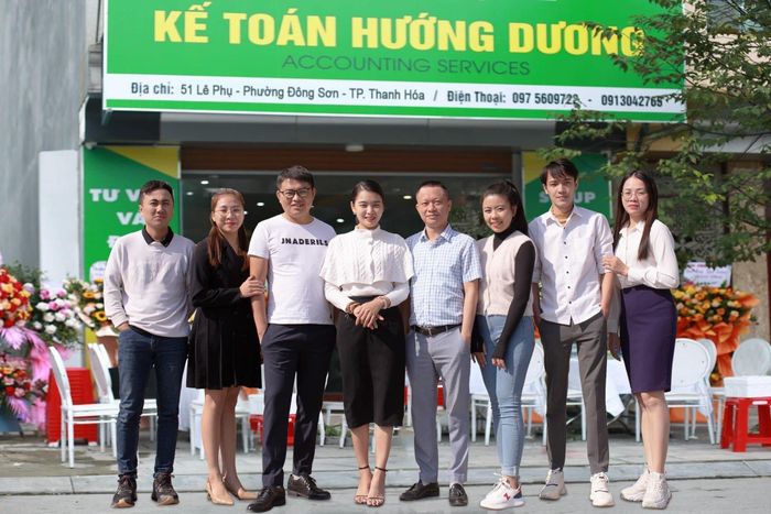 Hình ảnh giảng viên hướng dẫn thực hành tại Kế Toán Hướng Dương