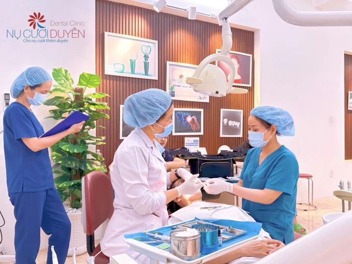 Hình ảnh đội ngũ bác sĩ chuyên nghiệp tại Nha Khoa Nụ Cười Duyên