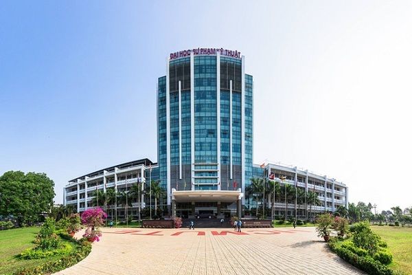 Hình ảnh khuôn viên rộng lớn với các xưởng thực hành hiện đại của ĐH Sư phạm Kỹ thuật