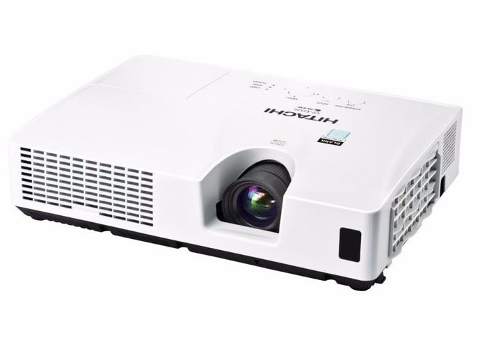 Hình ảnh máy chiếu Hitachi trong không gian trình chiếu chuyên nghiệp