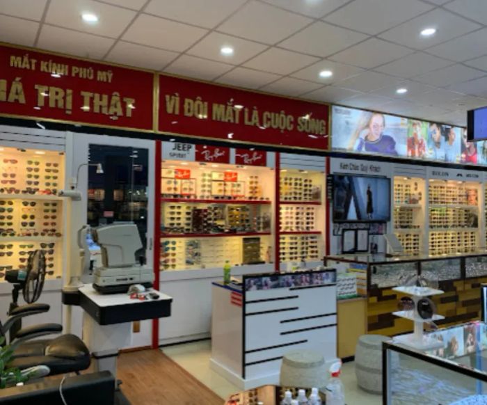 Hình ảnh đội ngũ chuyên gia tại Mắt Kính Phú Mỹ