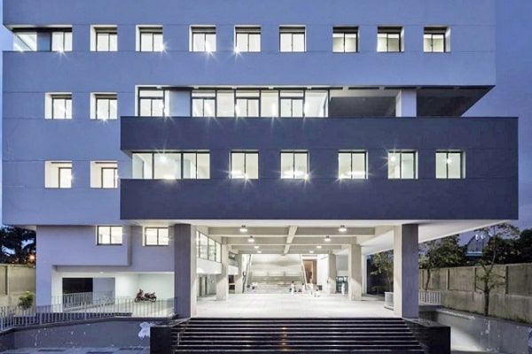 Hình ảnh tòa nhà cổ kính mang đậm phong cách Đông Dương của Đại học Kiến trúc TP.HCM
