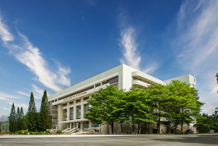 Hình ảnh khuôn viên hiện đại của Đại học Quốc gia TP.HCM