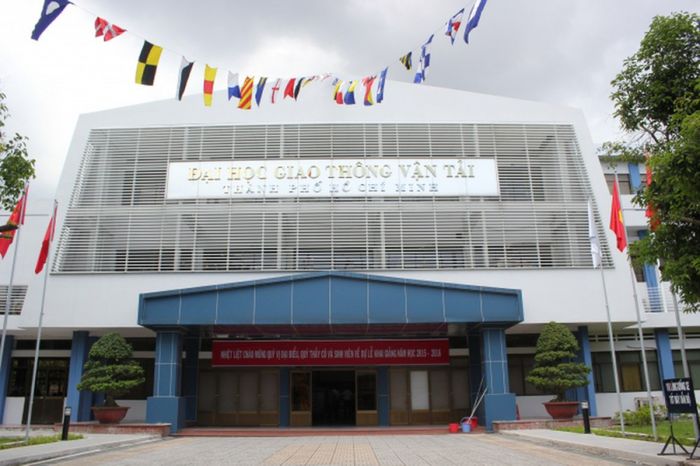 Hình ảnh khuôn viên hiện đại của Đại học Giao thông Vận tải TP.HCM