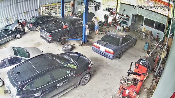 Hình ảnh thực tế tại Gara Ôtô Hoàng Pháp