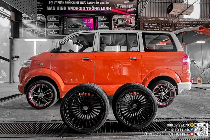 Hình ảnh đội ngũ kỹ thuật viên HP AUTO CAR đang thực hiện quy trình chăm sóc xe tiêu chuẩn