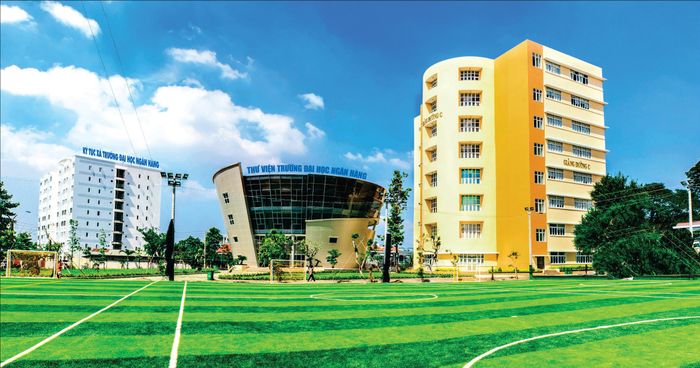 Hình ảnh tòa nhà hiện đại của Đại học Ngân hàng TP.HCM
