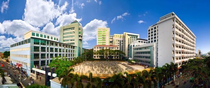 Hình ảnh khuôn viên rộng lớn của Đại học Công nghiệp TP.HCM
