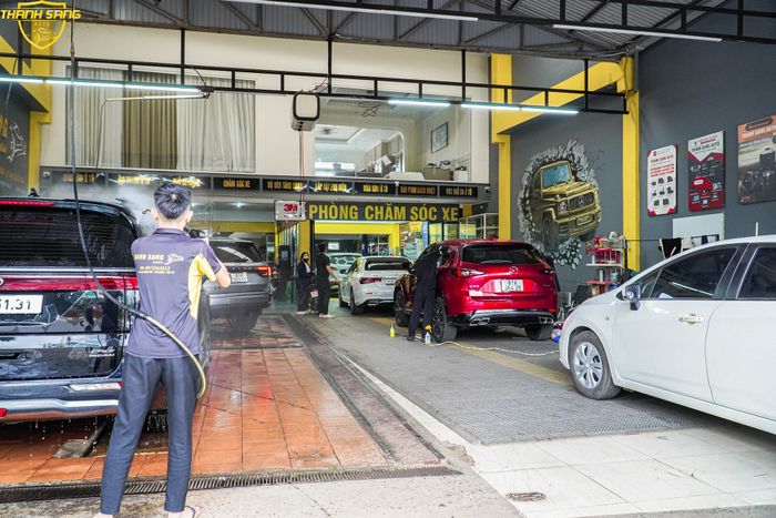 Hình ảnh showroom Thanh Sang Auto - Không gian trưng bày phụ kiện đa dạng và sang trọng