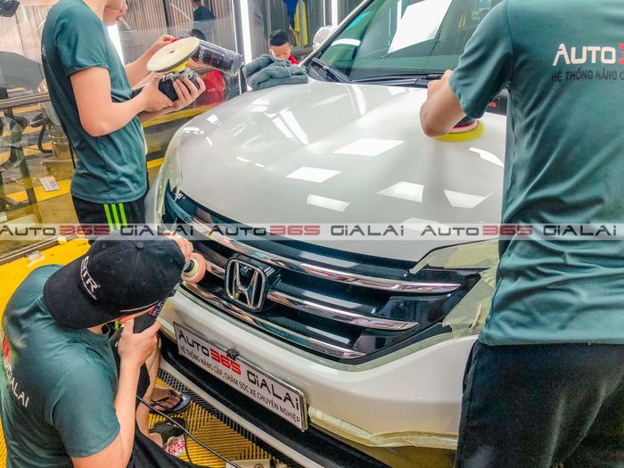 Hình ảnh thực tế quy trình phủ ceramic chuyên nghiệp tại Auto365 Gia Lai