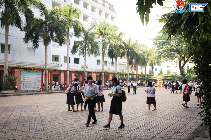 Ảnh 2: Giờ học thực hành tại phòng lab hiện đại của trường