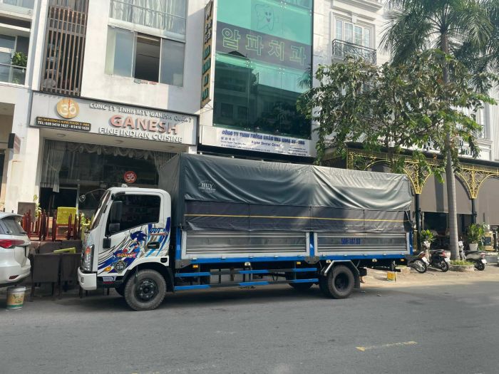 Hình ảnh kho bãi và nhân viên Quốc Vương