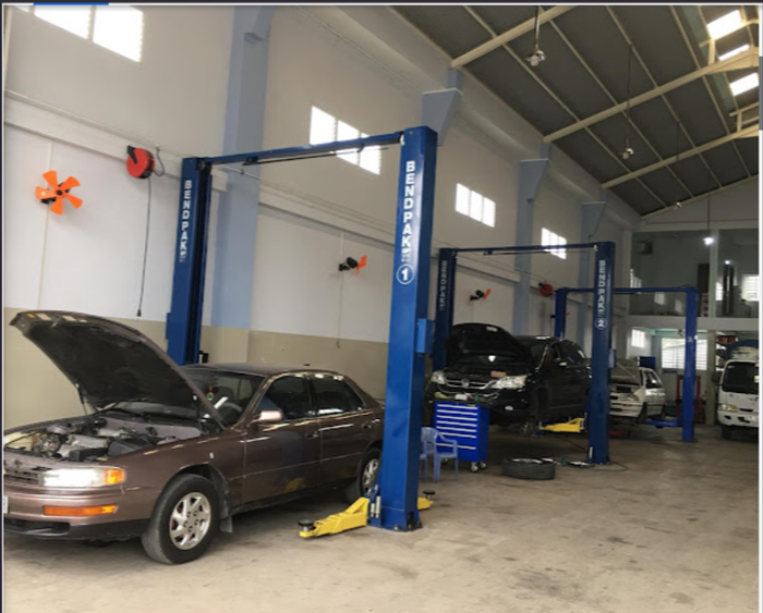 Hình ảnh đội ngũ kỹ thuật viên Garage Thanh Dũng đang làm việc