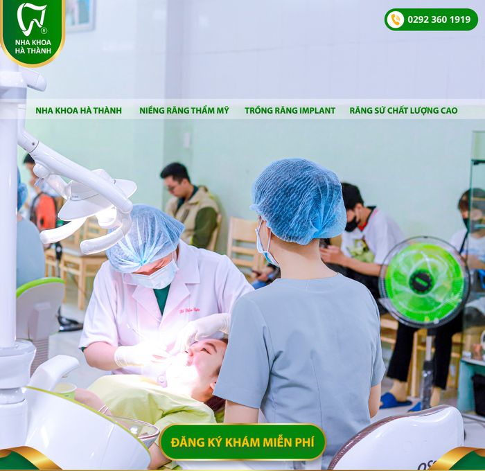 Hình ảnh 2: Đội ngũ bác sĩ chuyên môn cao tại Nha khoa Hà Thành