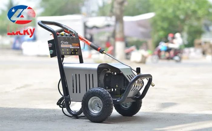Hình ảnh minh họa máy rửa xe Lucky trong quá trình vận hành