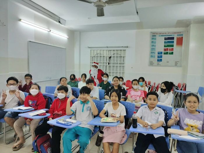Hình ảnh học viên tương tác cùng giáo viên tại New World English Center