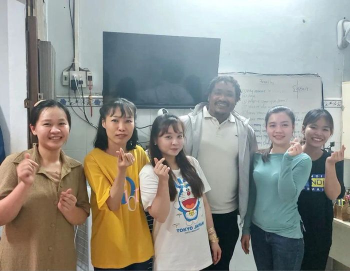 Hình ảnh học viên giao tiếp tự tin tại EIE English House